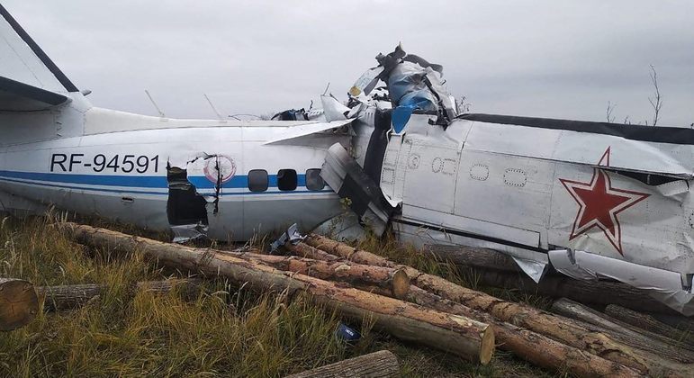 Avião levava grupo de paraquedistas civis pela Rússia quando caiu