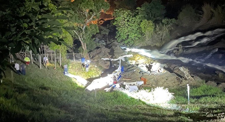 Avião foi retirado da cachoeira durante a noite de sábado
