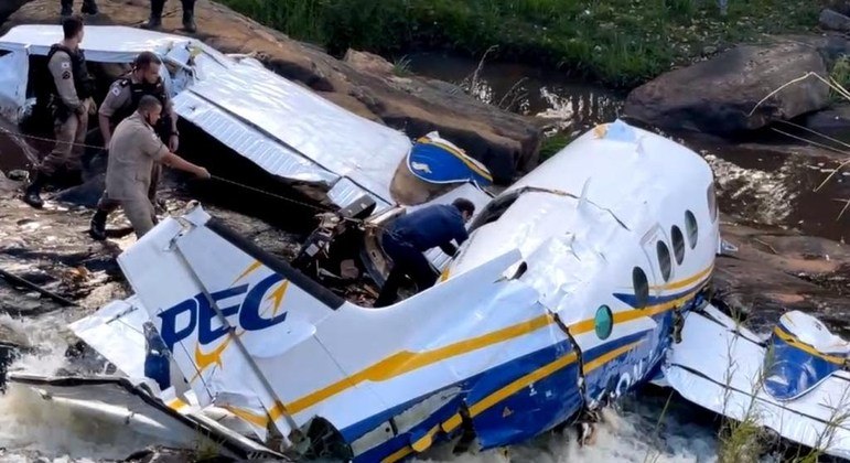 Avião caiu em área rural na serra de Caratinga
