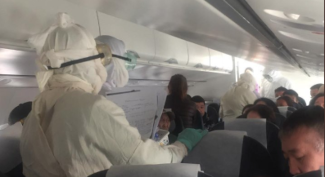 Agentes de saúde inspecionam um avião para evitar a proliferação da doença