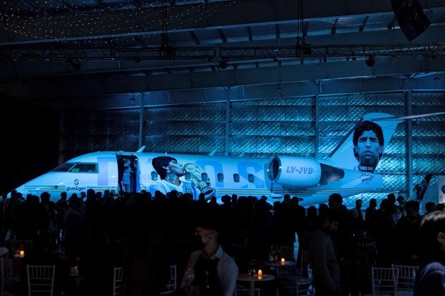 A arte presente na fuselagem da aeronave foi feita à mão pelo artista plástico Gastón Kolker, que retratou em um lado da cauda do Tango D10S a icônica cena do gol da 
