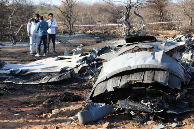 Os dois pilotos que sobreviveram foram retirados do local em um helicóptero para receber atendimento. Eles estão fora de perigo, informou o comandante da polícia Ashutosh Bagri
