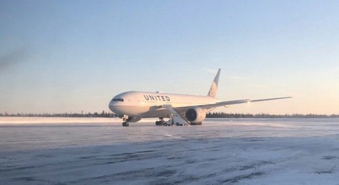 Foto tirada por passageiro mostra avião que passou 14 horas em pista no Canadá