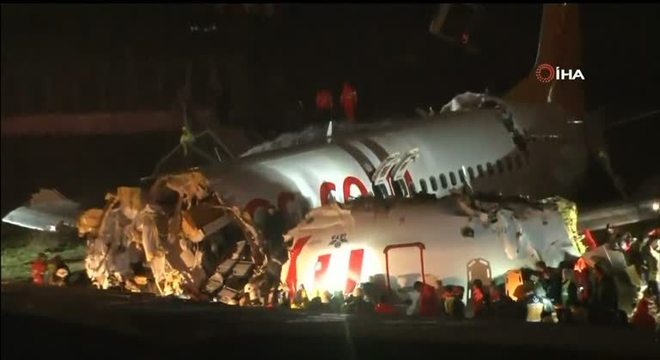 Avião da Pegasus Airlines se partiu em três ao sair da pista na aterrissagem
