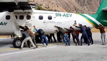 Avião é empurrado por passageiros após pneu estourar durante pouso 