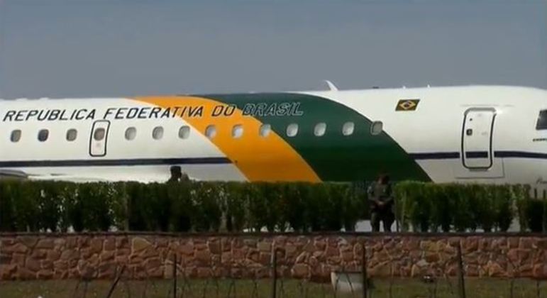 Avião presidencial chega em Congonhas (SP), às 13h15 desta terça-feira (7)