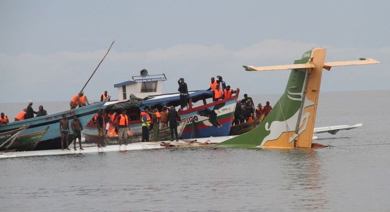 Equipes trabalham no resgate dos passageiros do avião