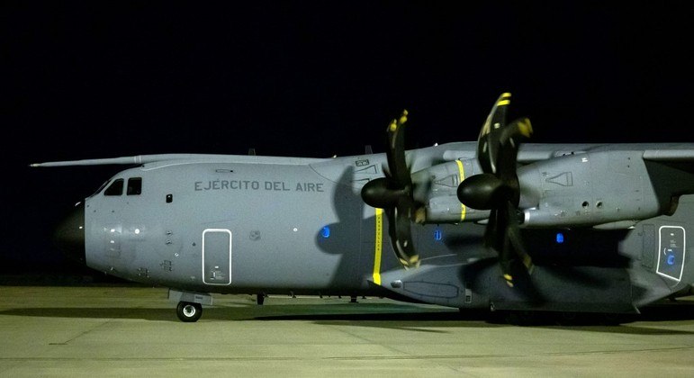 Avião com 84 afegãos chegou na Espanha na última segunda-feira (11), outra voo com refugiados chegará ao país nesta terça-feira