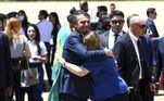O mandatário cumprimentou os cidadãos que desembarcaram no país e bandeiras do Brasil foram distribuídas.