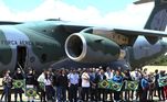O presidente Jair Bolsonaro recebeu, nesta quinta-feira (10), os brasileiros repatriados da Ucrânia, que embaracaram em Varsóvia, na Polônia, a quase 800 km de Kiev, capital ucraniana.