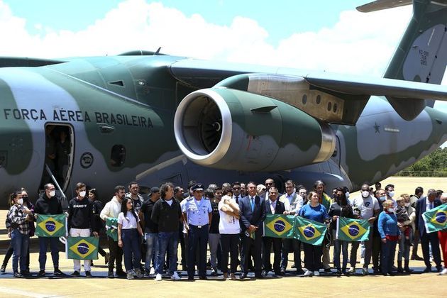 O presidente Jair Bolsonaro recebeu, nesta quinta-feira (10), os brasileiros repatriados da Ucrânia, que embaracaram em Varsóvia, na Polônia, a quase 800 km de Kiev, capital ucraniana.