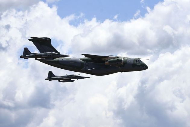 A aeronave da FAB (Força Aérea Brasileira) pousou na Base Aérea de Brasília por volta de 12h.