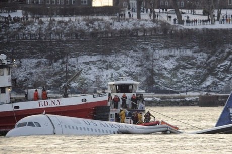 Em 2009, pouso no Rio Hudson foi resultado de choque com aves