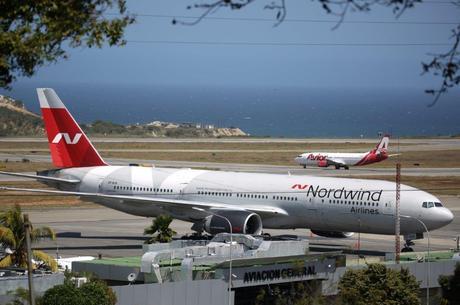 Avião russo é visto em aeroporto de Caracas