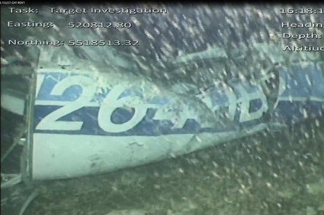 Imagem do destroço de avião que transportava Sala