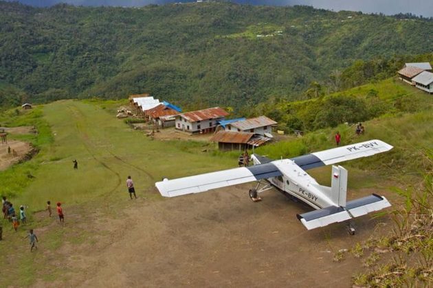 Após pousar em Nduga, um remoto distrito montanhoso, no dia 7 do mês passado, Philip foi cercado pelo exército de libertação nacional da Papua Ocidental, o TPNPB (sigla derivada do nome do grupo em inglês). Os passageiros foram liberados, porém, o avião foi queimado e o homem está sob custódia dos nativos desde então. 
