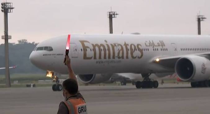 Avião com as vacinas da Índia aterrissa no Aeroporto Internacional de Guarulhos