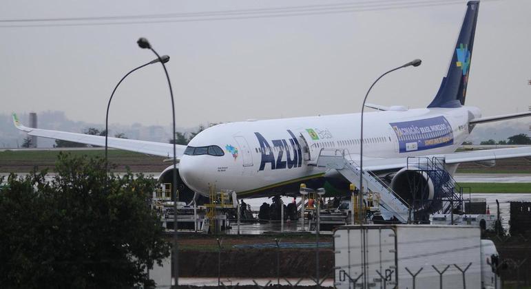 Vista do avião da companhia aérea Azul no Aeroporto Viracopos em Campinas (SP), nesta quinta-feira (14), que irá em viagem até a Índia, para trazer 2 milhões de doses da vacina contra a covid-19