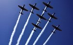 Aviões da 'Esquadrilha da Fumaça' fazem manobras no céu da capital federal