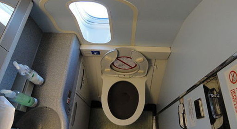 Os banheiros de avião possui diferentes sistemas
