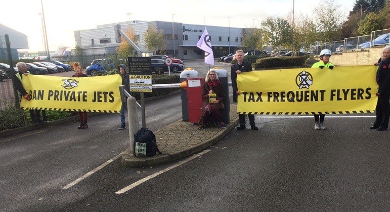 Ativistas bloqueiam um terminal de aviões particulares perto de Londres