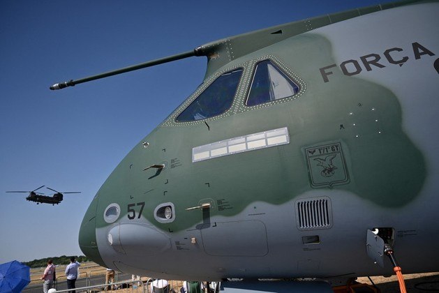 A empresa aeronáutica brasileira também levou à Inglaterra o modelo militar Embraer C-390 Millennium, utilizado pela Força Aérea do Brasil