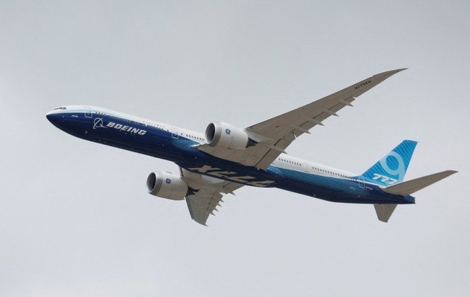 Em um breve voo de exibição, a Boeing colocou no céu o 777X, uma das grandes apostas da companhia