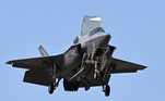 Apesar do grande foco na aviação civil, empresas como a Lockheed Martin exibiram aviões militares, como o F-35, que fez uma demonstração aérea