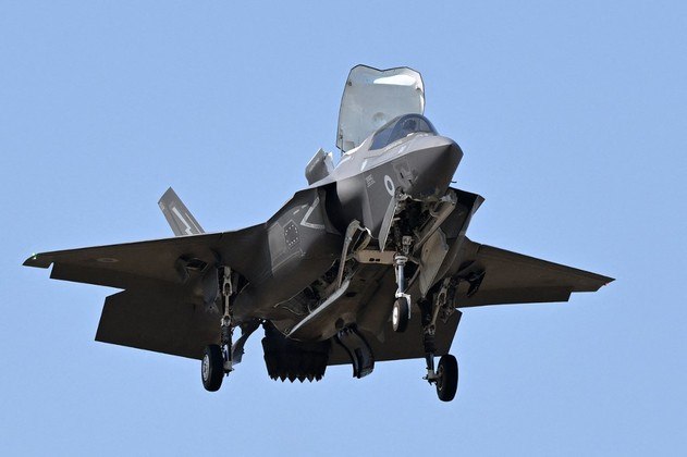 Apesar do grande foco na aviação civil, empresas como a Lockheed Martin exibiram aviões militares, como o F-35, que fez uma demonstração aérea