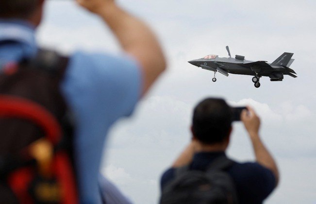 O F-35 chamou a atenção dos fãs de aviação que foram até a cidade inglesa para conferir o evento