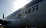 Um 'tubarão dos céus', a aeronave Embraer 190 é uma das principais atrações de Farnborough. A pintura especial, que remete ao animal marinho, traz os dizeres profit-hunter (caçador de lucro, em tradução livre)