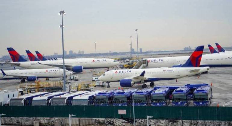 Aviões são vistos em Nova York depois que vários voos foram cancelados
