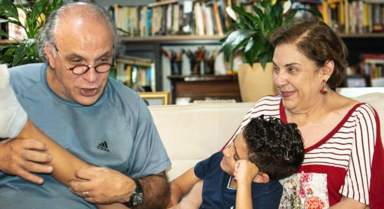 Matheus Moraes e os avós, que transformaram as cartas do menino em livro
