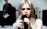 Mas, no lançamento de He Wasn't, música de Under My Skin, Avril mudou o visual de vez. A artista platinou os fios, um estilo de cabelo que adota até os dias de hoje 