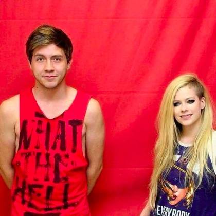 Avril Lavigne: A cantora já ficou famosa por nunca tocar nos fãs ao tirar foto com eles, além de já ter declarado que 