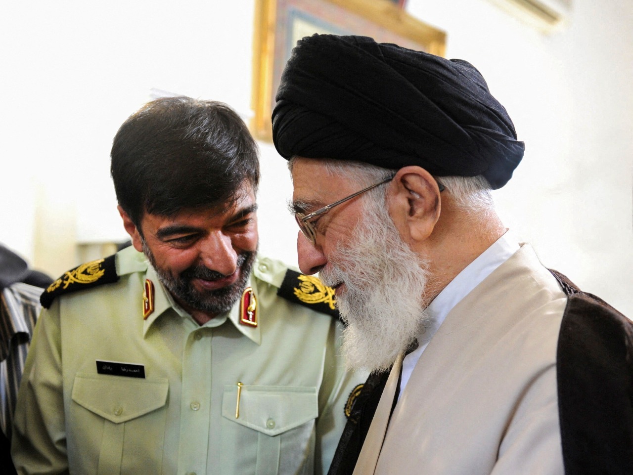 Líder supremo iraniano nomeia novo chefe da Polícia Nacional - Notícias ...