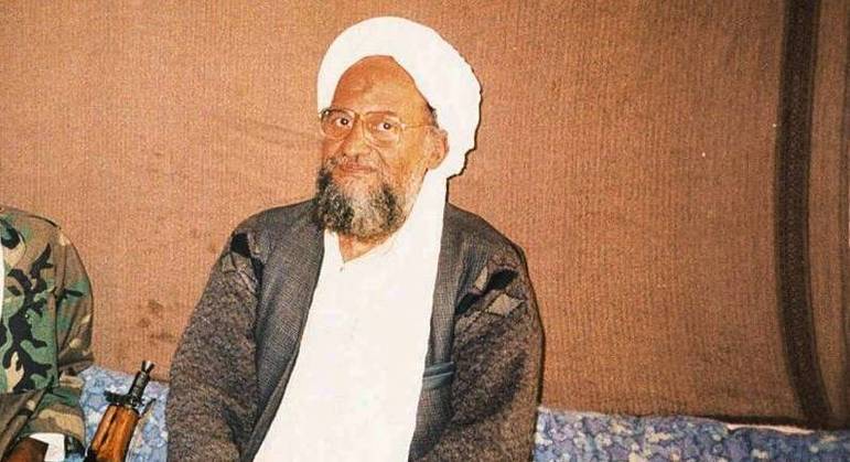 5. Ayman al-ZawahiriO líder da Al Qaeda, Ayman al-Zawahiri, morreu em 31 de julho, aos 71 anos, em um ataque com drone realizado pelos Estados Unidos em Cabul, capital do Afeganistão. O terrorista, que assumiu o cargo de líder da organização após a morte de Osama bin Laden, é apontado como a pessoa que planejou os ataques de 11 de setembro no país norte-americano. Em um discurso à população dos EUA, o presidente Joe Biden considerou o ato um episódio de justiça