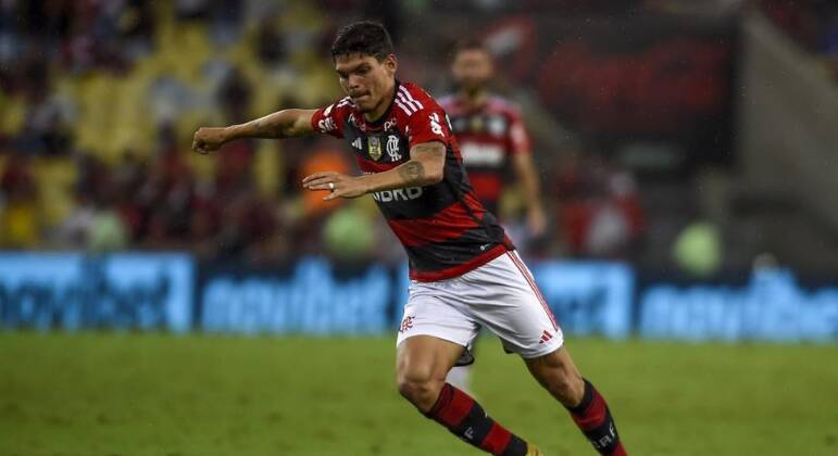 4. Ayrton Lucas – Flamengo Em março de 2022, o lateral-esquerdo Ayrton foi anunciado no Rubro-Negro. O ex-Spartak saiu da Rússia, rumo ao Brasil, por cerca de R$ 36 milhões 