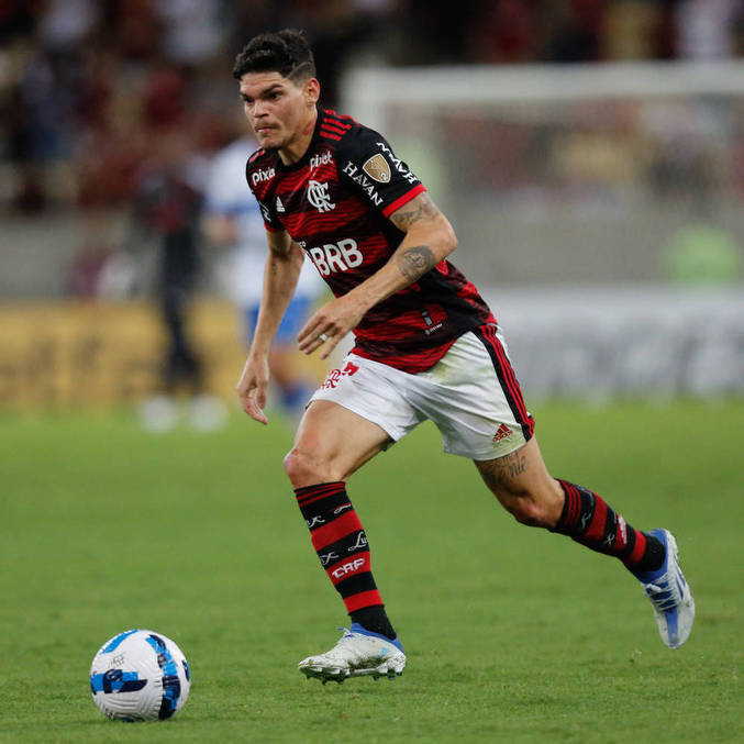 Ayrton Lucas sofre entorse no joelho e desfalca Flamengo contra o