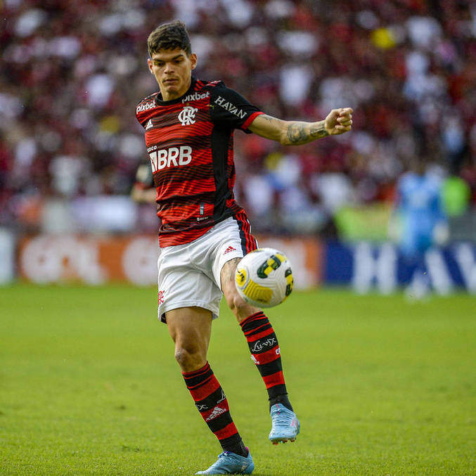 Ayrton Lucas durante a partida entre Flamengo e Goiás pelo Brasileiro