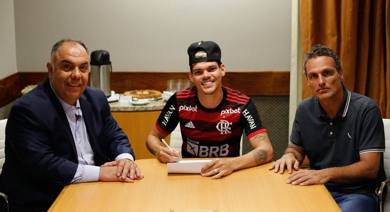 Lateral assinou contrato com o Flamengo até dezembro de 2027