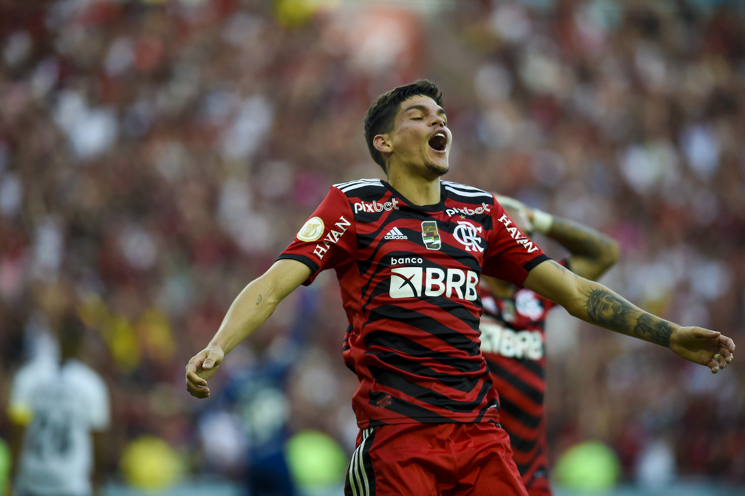 Flamengo chega a acordo com Spartak Moscou e vai comprar Ayrton Lucas em  definitivo