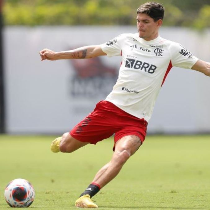 Ayrton Lucas durante treino desta quinta-feira (23)