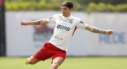 Ayrton Lucas durante treino desta quinta-feira (23)