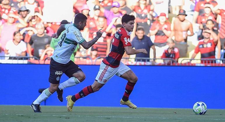 Ayrton Lucas em ação em Flamengo x Coritiba pelo Brasileirão