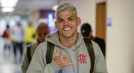 Ayrton Lucas em chegada da delegação flamenguista ao Maracanã