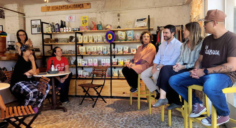 Representantes da marca de azeites Andorinha e fundadores da Gastronomia Periférica durante bate-papo no restaurante Da Quebrada, em São Paulo