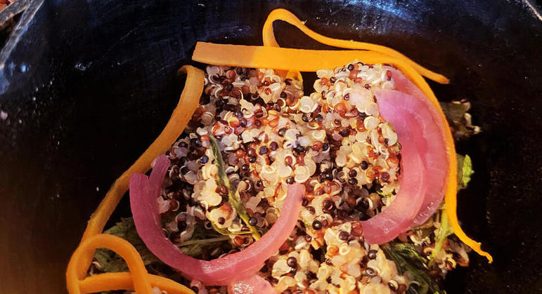 Salada de quinoa, pancs e ervas