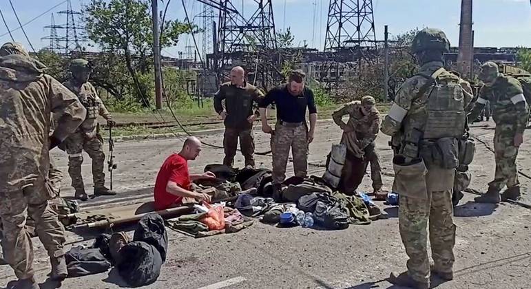 Soldados que saíram de Azovstal são revistados por militares pró-Rússia