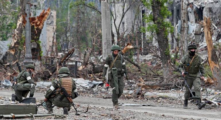 Militares russos trabalham no território da siderúrgica de Azovstal, em Mariupol